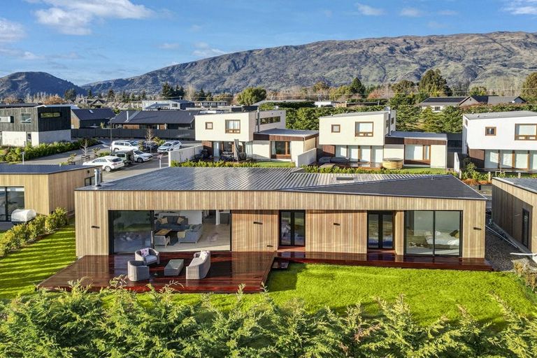 Photo of property in 13 Fern Burn Close, Wanaka, 9305