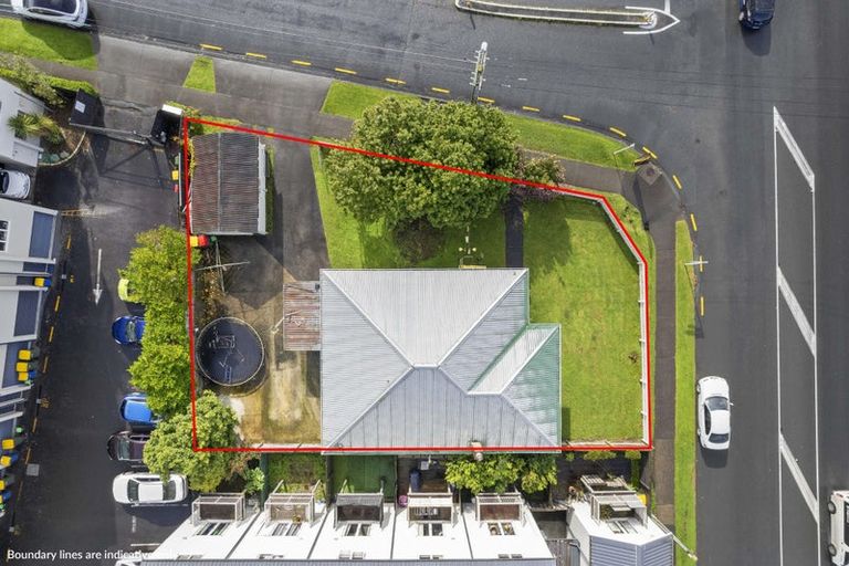 Photo of property in 2 Keeling Road, Henderson, Auckland, 0612