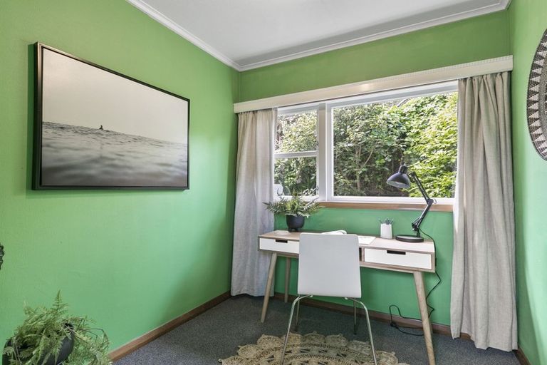 Photo of property in 8 Miles Crescent, Newlands, Wellington, 6037