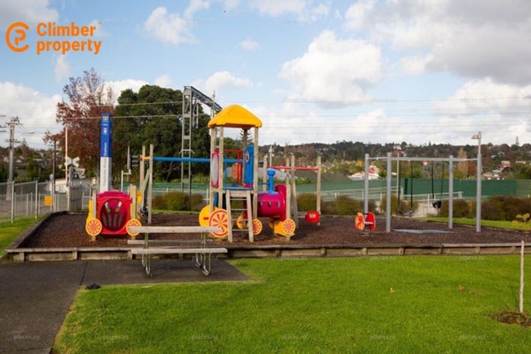 Photo of property in 1/3238 Great North Road, New Lynn, Auckland, 0600