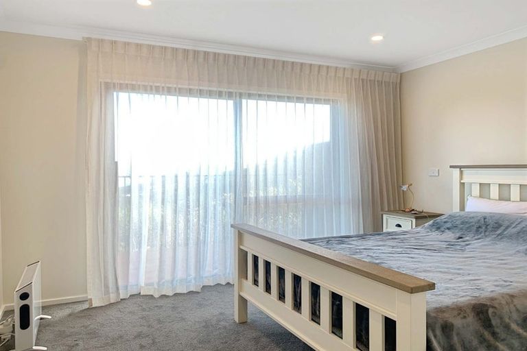 Photo of property in 19b Promontory Crescent, Newlands, Wellington, 6037