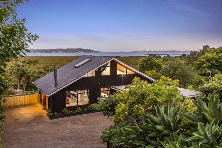 Photo of property in 44 Rewarewa Road, Te Atatu Peninsula, Auckland, 0610