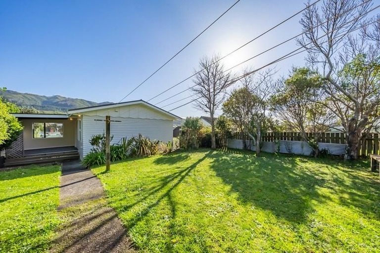 Photo of property in 2/24 Bell Street, Tawa, Wellington, 5028