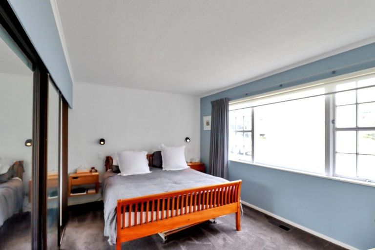 Photo of property in 92 Stewart Drive, Newlands, Wellington, 6037