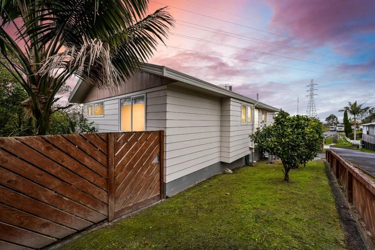 Photo of property in 24 Halloran Place, Massey, Auckland, 0614