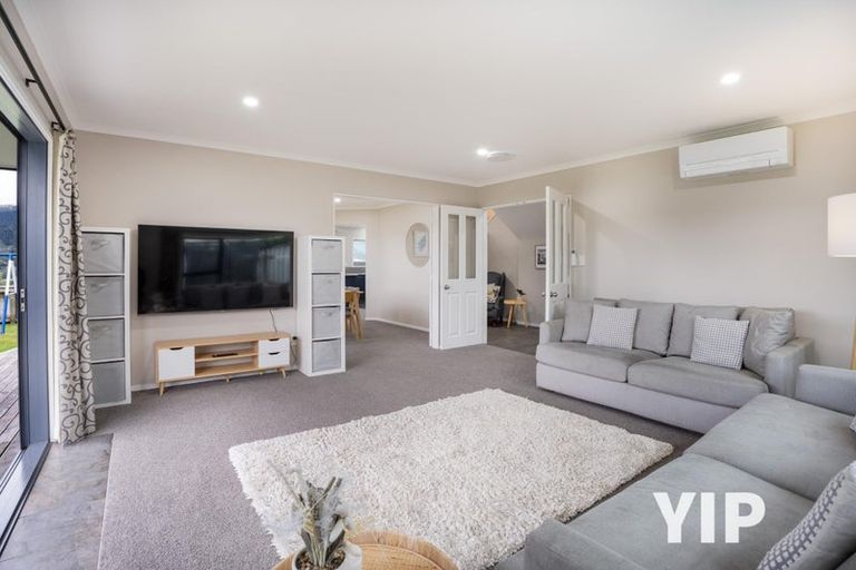 Photo of property in 140 Woodman Drive, Tawa, Wellington, 5028