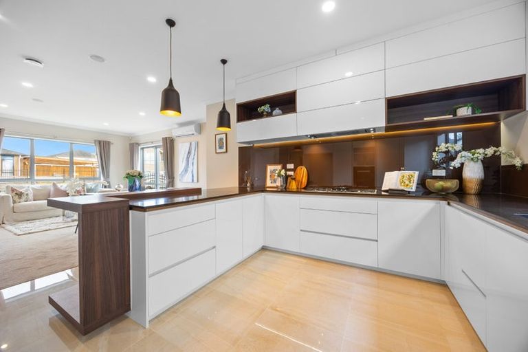 Photo of property in 1 Creggan Crescent, Flat Bush, Auckland, 2019