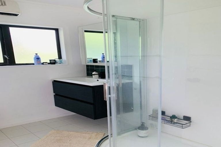 Photo of property in 2/72 Aeroview Drive, Beach Haven, Auckland, 0626