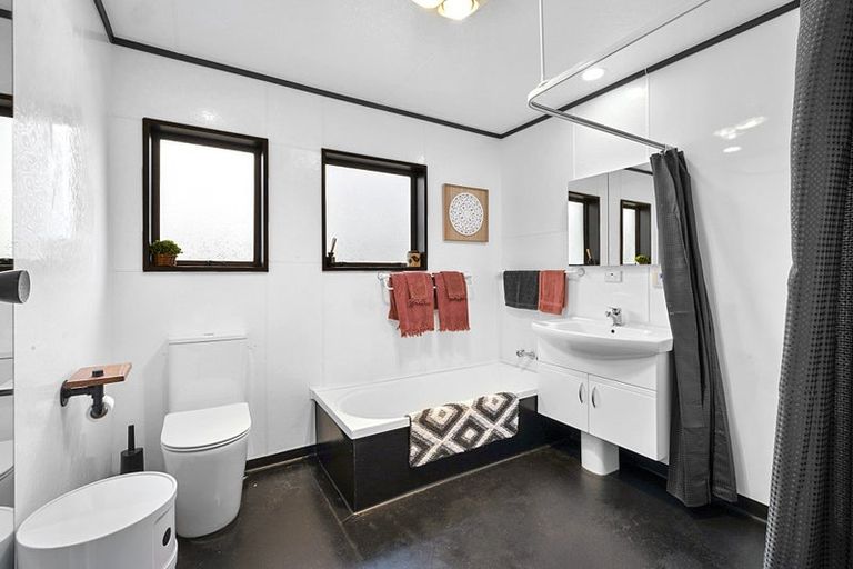 Photo of property in 14 Winstone Place, Highlands Park, New Plymouth, 4312