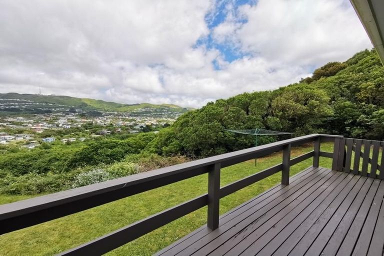 Photo of property in 12 Evesham Place, Newlands, Wellington, 6037