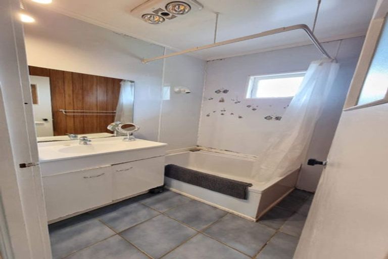 Photo of property in 64 Smythe Road, Henderson, Auckland, 0612