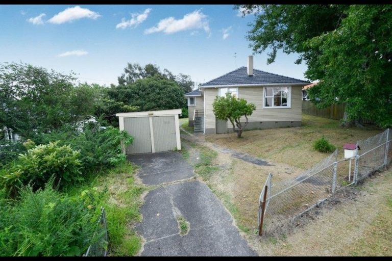 Photo of property in 28 Lincoln Park Avenue, Massey, Auckland, 0614