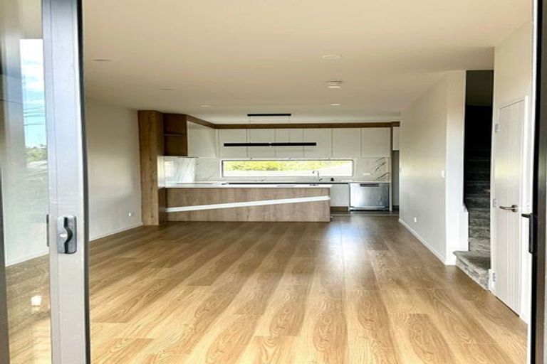 Photo of property in 8/26 Buscomb Avenue, Henderson, Auckland, 0610