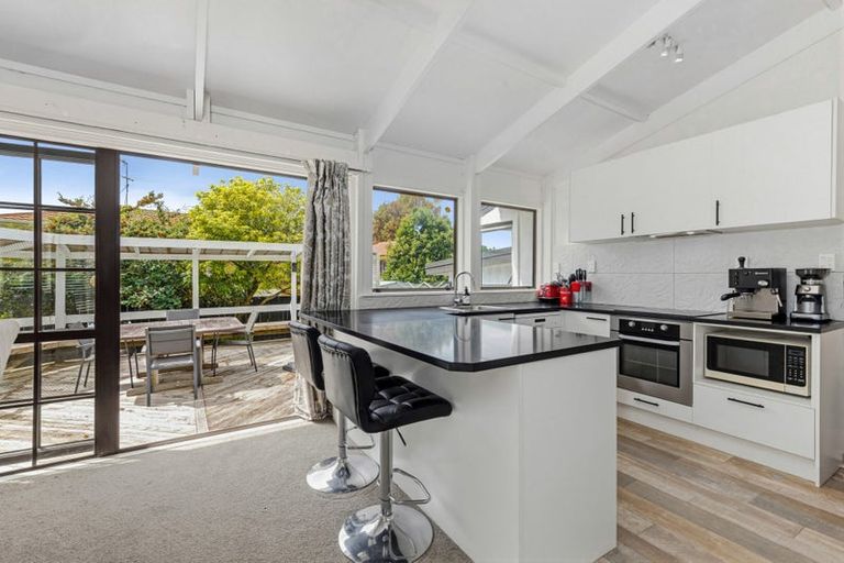 Photo of property in 11 Foyle Place, Glendene, Auckland, 0602