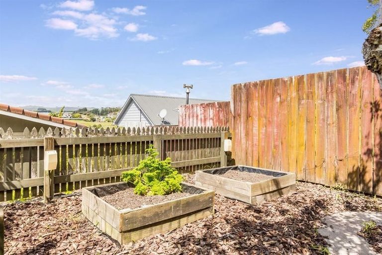 Photo of property in 10 Albatross Close, Whitby, Porirua, 5024