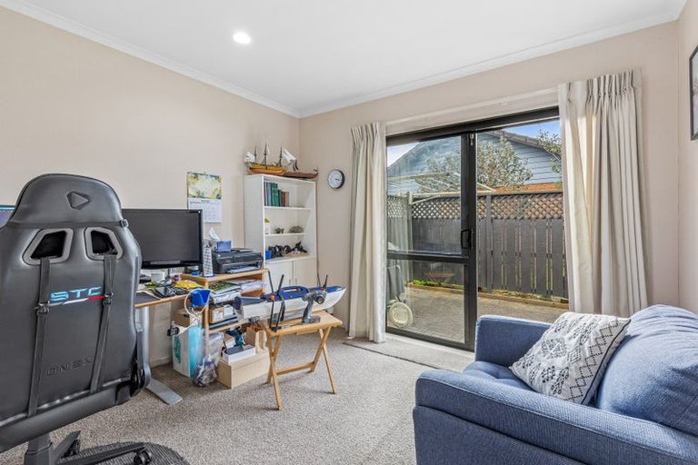 Photo of property in Waimanu Bay Village, 17/1 Piriti Drive, Te Atatu Peninsula, Auckland, 0610