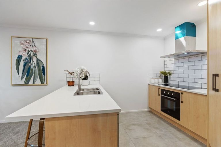 Photo of property in 5 Marbella Crescent, Oteha, Auckland, 0632