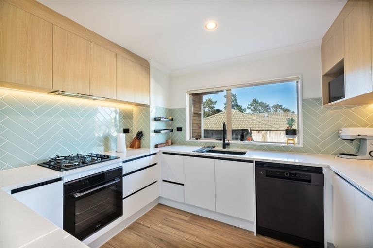 Photo of property in 55 Helleur Road, Massey, Auckland, 0614