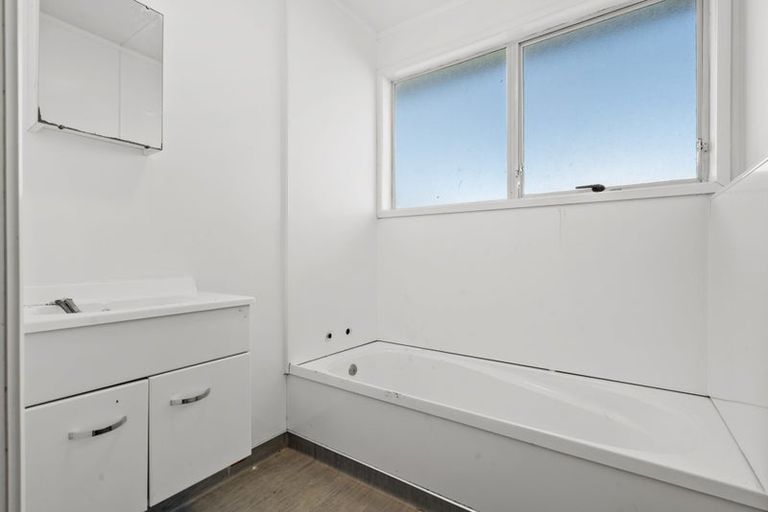 Photo of property in 400 Roscommon Road, Clendon Park, Auckland, 2103