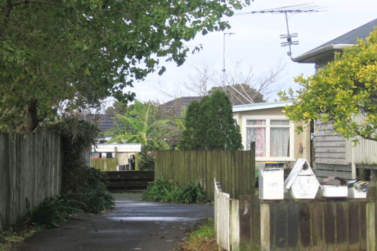 Photo of property in 70b-70c Lincoln Avenue, Massey, Auckland, 0614