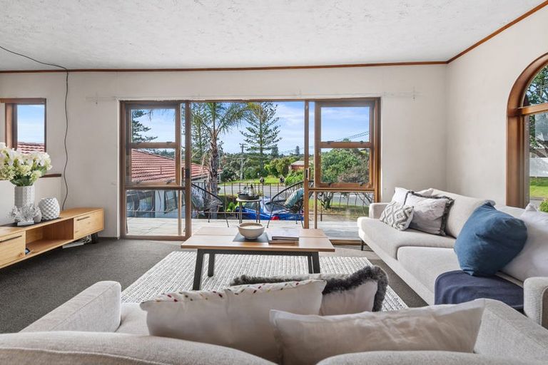 Photo of property in 1/918 Beach Road, Waiake, Auckland, 0630