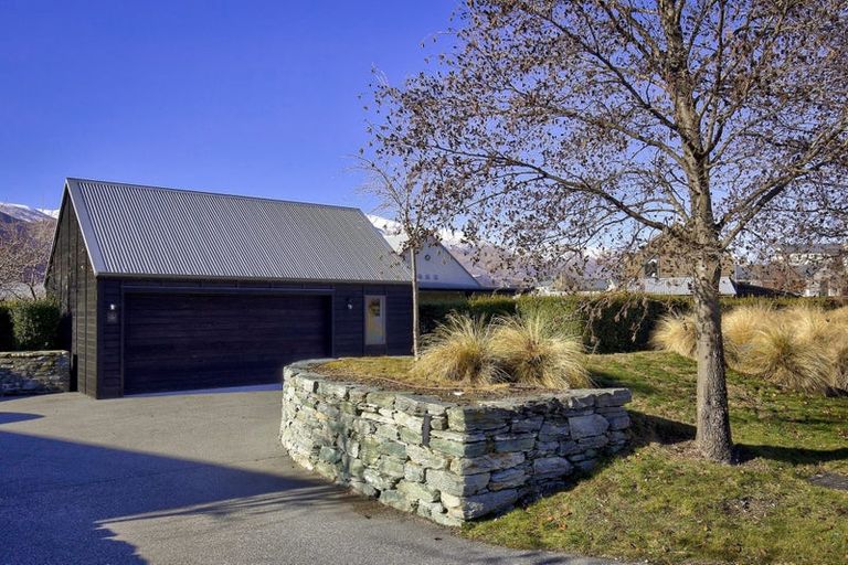 Photo of property in 2 Taramea Lane, Arrowtown, 9371