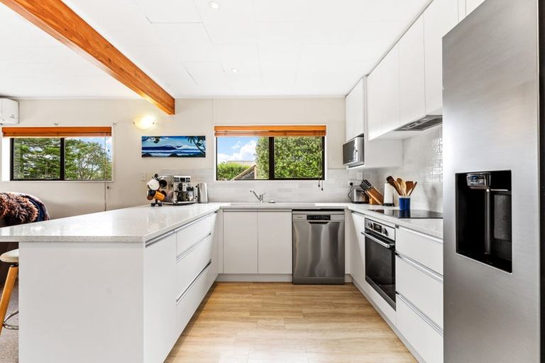 Photo of property in 30 Holiday Road, Stanmore Bay, Whangaparaoa, 0932