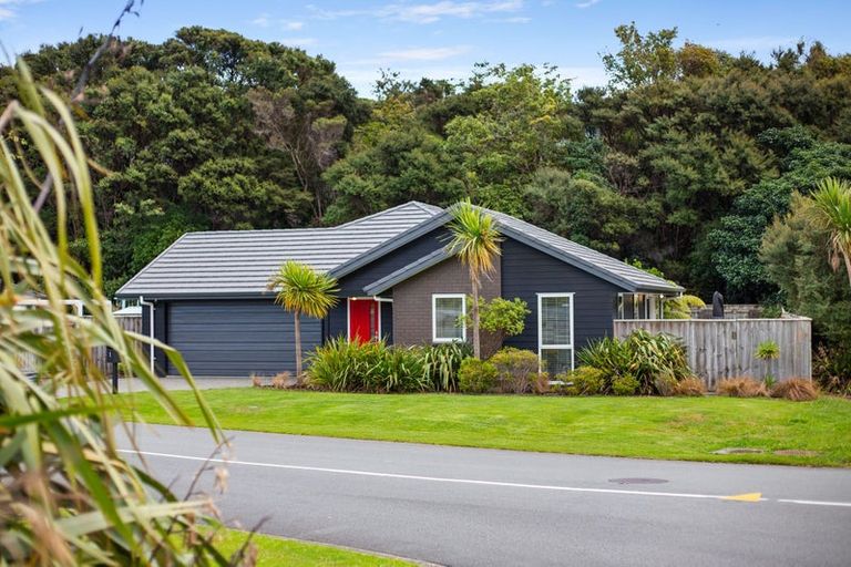 Photo of property in 1 Banks Boulevard, Whitby, Porirua, 5024
