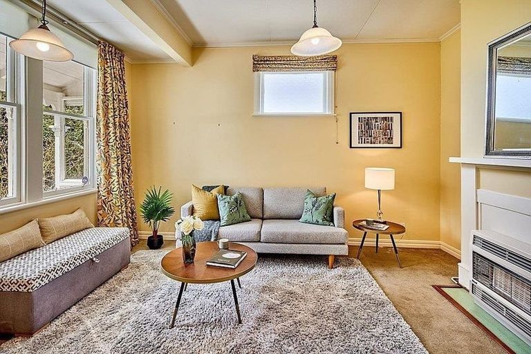 Photo of property in 5 Harbour View Road, Northland, Wellington, 6012