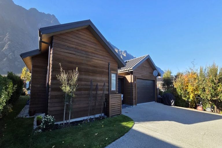 Photo of property in 1 Hovingham Court, Jacks Point, Queenstown, 9371