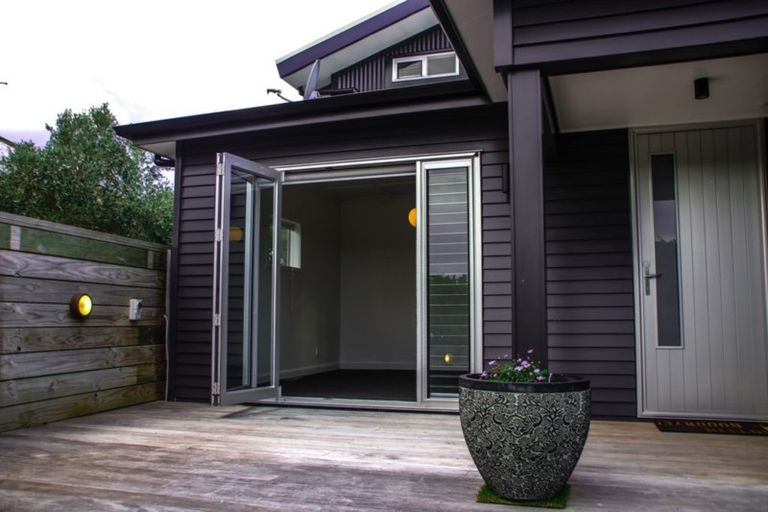 Photo of property in 116 Nevay Road, Karaka Bays, Wellington, 6022