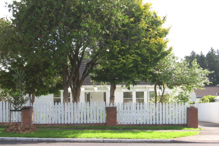 Photo of property in 1/52 Gloria Avenue, Te Atatu Peninsula, Auckland, 0610