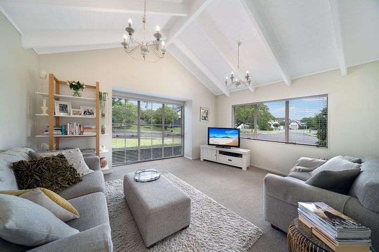 Photo of property in 6 Graven Court, Henderson, Auckland, 0612