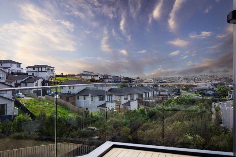 Photo of property in 12 Kautawa Lane, Massey, Auckland, 0614