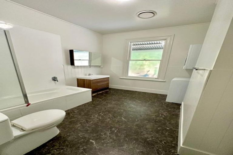 Photo of property in 100 Gladstone Road, Dalmore, Dunedin, 9010
