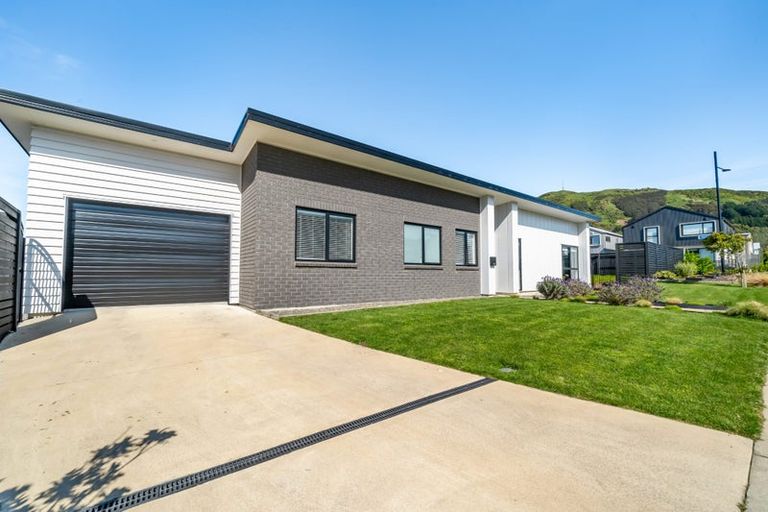 Photo of property in 1 Taraiti Crescent, Kenepuru, Porirua, 5022