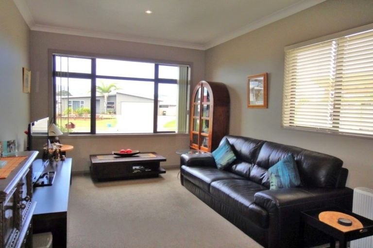 Photo of property in 22 Key West Drive, One Tree Point, 0118