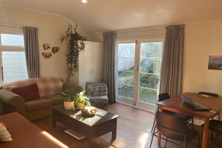 Photo of property in 9 Rixon Grove, Mount Victoria, Wellington, 6011