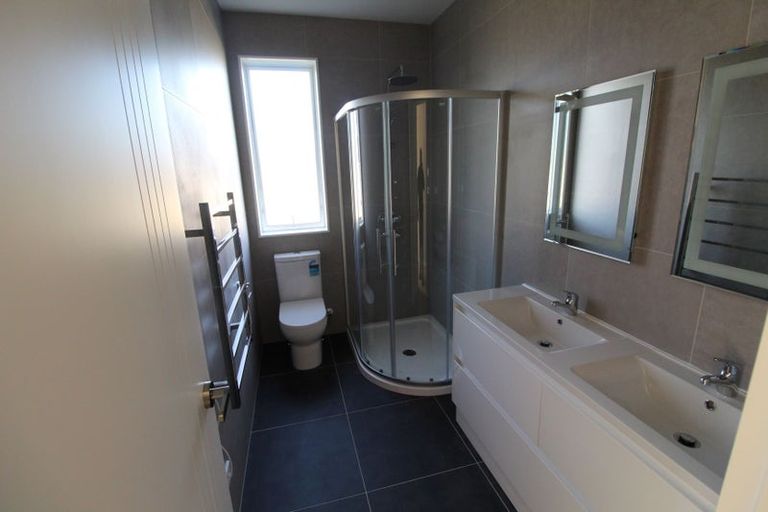 Photo of property in 17 Grove Way, Riverhead, 0820