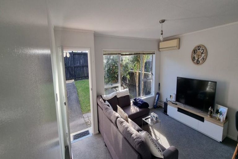 Photo of property in 2/137 Rangatira Road, Beach Haven, Auckland, 0626
