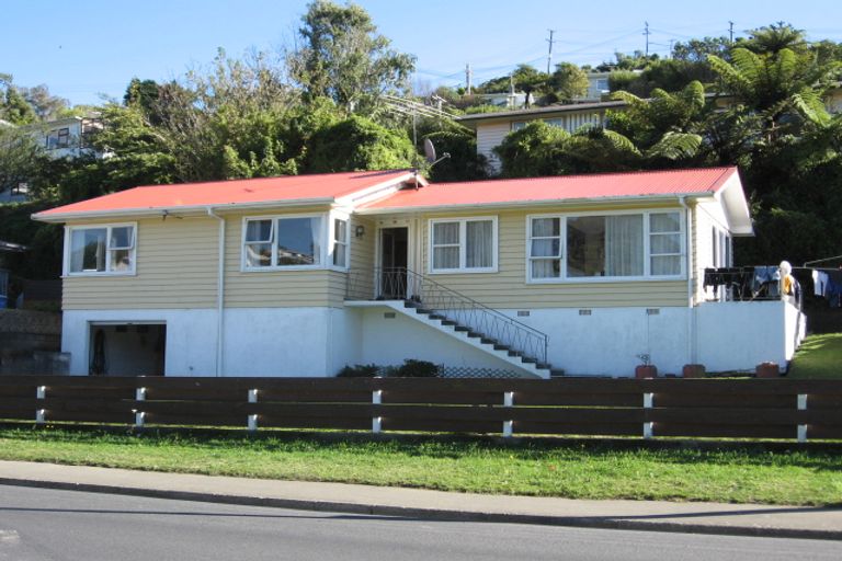 Photo of property in 141 Newlands Road, Newlands, Wellington, 6037
