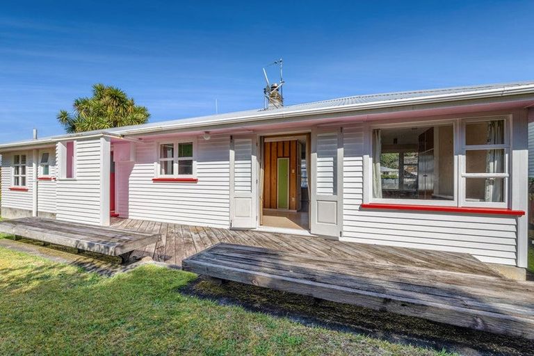 Photo of property in 71 Awanui Street, Merrilands, New Plymouth, 4312
