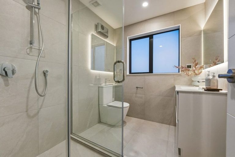 Photo of property in 8c Catalina Crescent, Forrest Hill, Auckland, 0620