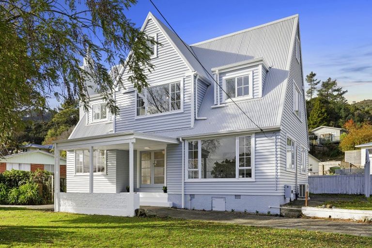 Photo of property in 117 Horoeka Street, Stokes Valley, Lower Hutt, 5019