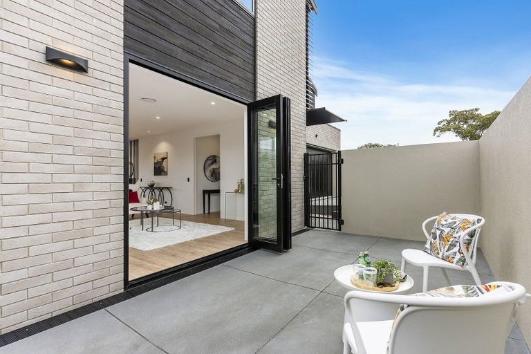 Photo of property in 1 The Crest, Sunnyhills, 2010