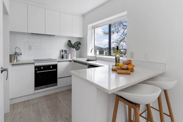 Photo of property in 1/6 Mira Place, Windsor Park, Auckland, 0632