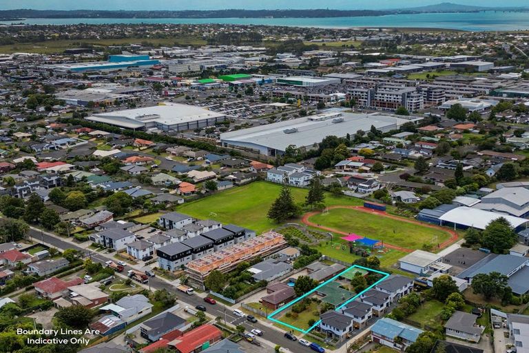 Photo of property in 11 Kingdale Road, Henderson, Auckland, 0610