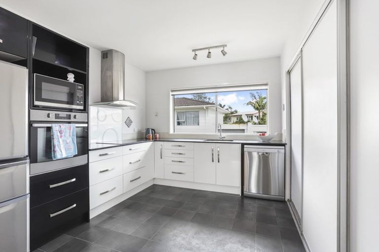 Photo of property in 6 Taioma Crescent, Te Atatu Peninsula, Auckland, 0610