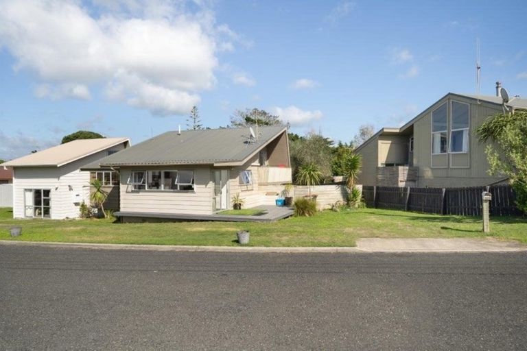 Photo of property in 144 Karewa Parade, Papamoa Beach, Papamoa, 3118