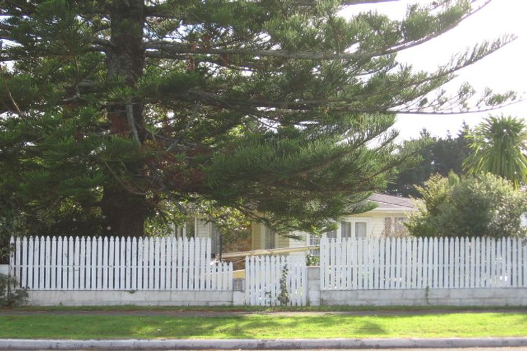 Photo of property in 50 Gloria Avenue, Te Atatu Peninsula, Auckland, 0610